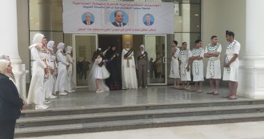 طلاب جامعة سمنود التكنولوجية يستقبلون وزير التعليم العالى بالزى الفرعونى.. صور