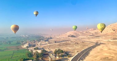 80 رحلة بالون طائر تقل 1800 سائح تحلق فى سماء الأقصر.. صور