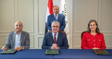 اقتصادية قناة السويس توقع عقود إنشاء ساحة شاحنات ذكية بميناء غرب بورسعيد