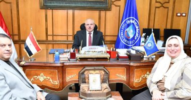 رئيس جامعة قناة السويس يهنئ "شريف فاروق" لتعيينه أمينًا عامًا للجامعة 