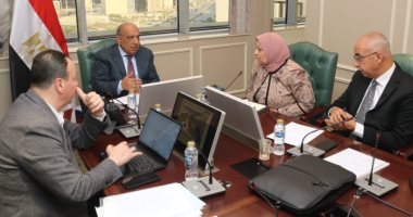 وزير الكهرباء يتابع موقف تسليم الأراضى لإقامة مشروعات الطاقة الشمسية والرياح 