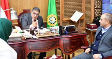 محافظ الدقهلية يمنح متدربة ببرنامج "المرأة تقود للتنفيذيات" شهادة شكر وتقدير