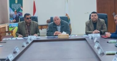 محافظ الوادي الجديد يعقد اجتماعا لمتابعة تجهيزات المساعدات المتجهة لغزة