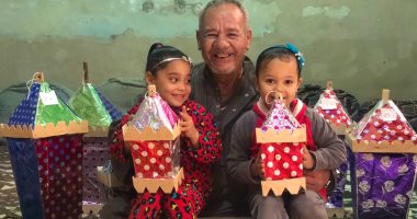 رمضان بطعم زمان.. عم "مسعد" يصنع فوانيس على قد الإيد فى الجيزة