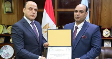 محافظ كفر الشيخ يكرم عضو الشبكة الوطنية للطوارئ لحصوله على المركز الأول
