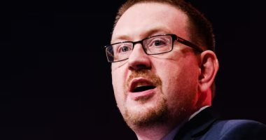 "واتس اب" يطيح بوزير بريطانى.. وتوقعات بتعليق المزيد من المسئولين 