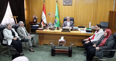 محافظ الإسماعيلية يناقش الخطة العاجلة لتحسين الخصائص السكانية بالقنطرة غرب