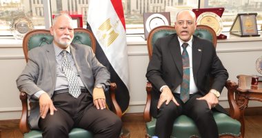 وزير العمل يبحث إعداد استراتيجية لتطوير مهام وخدمات الوزارة