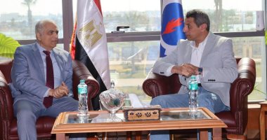 محافظ السويس يبحث مع نائب مساعد وزير الخارجية إعادة تشغيل مكتب الخدمات القنصلى