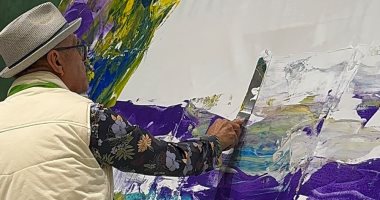 البحرينى عباس الموسوى ينفذ لوحة فى عرض حى فى "فن القاهرة"