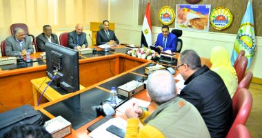 محافظ مطروح يلبى مطالب المواطنين خلال اللقاء الدورى