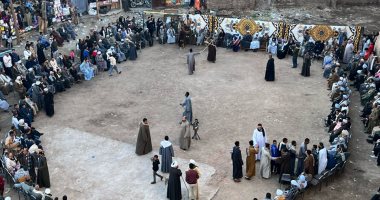 شاهد مهارات اللعب بالعصا فى أكبر حلقة تحطيب فى قنا.. فيديو