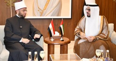 وزير الأوقاف يهنئ الدكتور عمر حبتور الدرعي على منحه درجة وزير