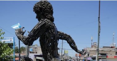وزنه 250 كيلو من الحديد.. قصة تمثال لـ مارادونا مصنوع من الخردة.. صور