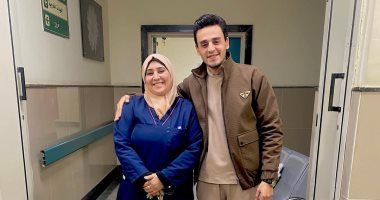اليوم حققت حلم والدتى.. طبيب ينشر صورته مع والدته الممرضة بشيفت واحد بالمنوفية