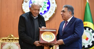 محافظ الدقهلية يهدى الدكتور محمد غنيم درع المحافظة تقديرا لدوره بـ" زراعة الكلى "