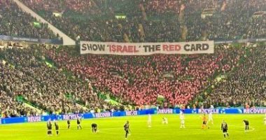 ثورة في ملاعب العالم دعماً للقضية الفلسطينية.. جماهير سيلتك ترفع الكارت الأحمر في وجه إسرائيل.. عشاق برشلونة يطالبون بالحرية للشعب الفلسطيني.. ومشجعو باريس سان جيرمان يرفضون مجازر الكيان الصهيوني جماهير سيلتك ترفع الكارت الأحمر في وجه إسرائيل