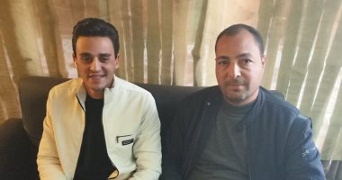 تفاصيل صورة جمعت بين ممرضة وابنها الطبيب فى شيفت واحد داخل مستشفى الباجور.. الابن: لم أتوقع تدوالها بهذا النطاق.. يؤكد: ضحت بالغالى لتشاهدنى طبيبا معها فى مستشفى واحد.. وحفظى للقرآن الكريم سر تفوقى.. فيديو وصور