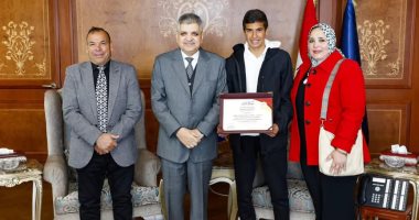 الفريق أسامة ربيع يكرم بطل التنس المصرى محمد جنيدى بعد حصوله على البطولة الدولية للناشئين