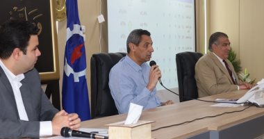 محافظ السويس يكرم عدد من معلمى ومديرى المدارس المتميزين بالمحافظة