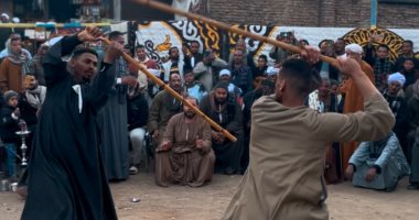  كبار اللعبة اتجمعوا هنا.. شاهد أمهر حلقات التحطيب بمولد القناوي.. فيديو