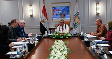 محافظ جنوب سيناء يبحث طلب مستثمرين إنشاء محطة لإنتاج الهيدروجين الأخضر بـ"الطور" جانب من الاجتماع