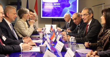 وزير الاتصالات يبحث مع مسئولى شركة تاليس خطة التوسع فى بناء القدرات