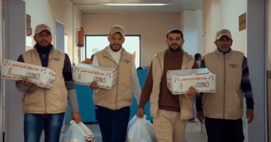 إهداء من مصر.. اللجنة المصرية توزع طرود غذائية للمصابين بمستشفى ناصر فى غزة