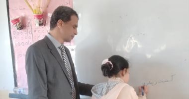 وكيل تعليم كفر الشيخ يتفقد المدارس ويستمع لآراء الطلاب والمعلمين.. صور وكيل تعليم كفر الشيخ يناقش الطلاب فيما درسوه