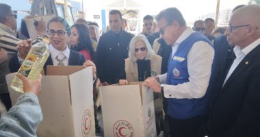 وفد وزارى وعربى يتفقد مخازن الهلال الأحمر بالعريش لمتابعة جهود دعم غزة.. الزيارة تتضمن متابعة استقبال الجرحى والمصابين الفلسطينيين.. نائب رئيس الوزراء: الجامعة العربية تقدم 400 ألف دولار لغزة.. صور