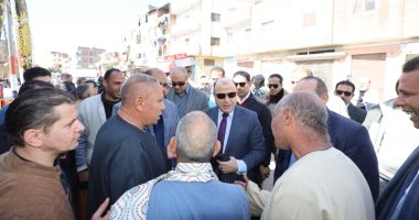 محافظ كفر الشيخ يلتقى بأهالى قرى دسوق ويستمع إلى مطالبهم.. صور