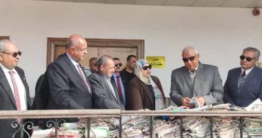 الوادى الجديد تطلق مبادرة تكافلية لإعادة استخدام الكتب الدراسية لترشيد النفقات.. تكليف مؤدى الخدمة العامة بفرز الكتب ونقلها لمطابع مركز التكوين المهنى لإعادة تغليفها.. وإنشاء مكتبة فصلية لكل مدرسة.. صور مبادرة تكافلية لإعادة استخدام الكتب الدراسية