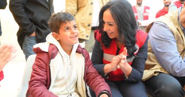 وزيرة التضامن تستقبل عددا من مصابي غزة ومرافقيهم بالورود على معبر رفح البري