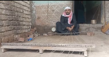 مهنة الآباء والأجداد.. مصطفى وأسرته يعملون فى صناعة حصير الدوبار ببنى سويف