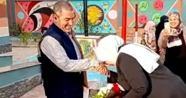 تعليم الشرقية تعيد التحقيق في واقعة تقيبل وكيلة مدرسة يد زوجها بالطابور وكيلة المدرسة وزوجها