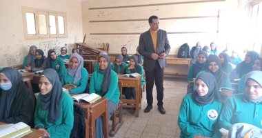 مدير تعليم سوهاج يشيد بانتظام الدراسة بمدرسة أخميم الثانوية الصناعية.. صور