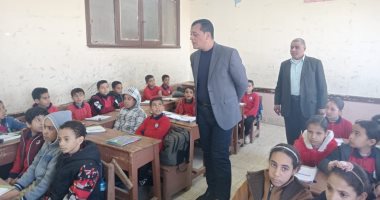 مدير تعليم سوهاج يتابع انتظام الدراسة بمدرسة نجع الشوش للتعليم الأساسى جانب من الجولة