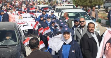 فلسطين فى القلب.. أهالى الوادى الجديد يدعمون الأشقاء بغزة بـ840 طن مساعدات غذائية.. تظاهرة حب ومؤازرة من أطياف المجتمع الواحاتى.. والمحافظ يدشن أسطول المساعدات المتجهة للقاهرة لتوصيله للقطاع.. صور