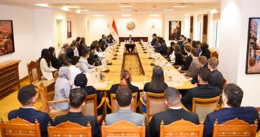 وزير الخارجية يلتقي طلابًا من جامعات فيينا ونورثمبريا والألمانية بالقاهرة وزير الخارجية مع الطلاب