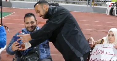 أفشه يتجه لجمهور الأهلي من ذوي الهمم والأطفال يطالبون اللاعبين بتوقيع التيشيرت