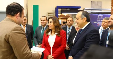 وزيرة التنمية المحلية تتفقد أجنحة الشركات في المعرض التكنولوجي بالدورة التدريبية