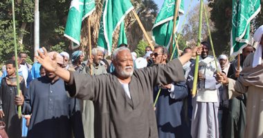 أهالى قرية الكوبانية فى أسوان يحتفلون بمولد أبواليزيد البسطامى.. "دورة وطوفة المولد" تجوب شوارع القرية ابتهاجاً بالمولد.. و"ذبح الذبائح والولائم وحلقات المديح والذكر وألعاب الأطفال" أبرز مظاهر الليلة.. صور