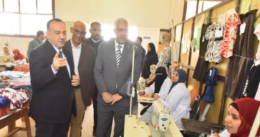 محافظ أسيوط يتفقد مركز التدريب المهنى المتطور ببنى غالب ويكرم 16 فتاة