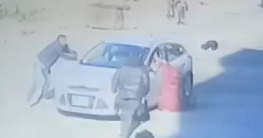 مأساة مطلقة.. طليقها سحلها وشقيقتها أمام محكمة الأسرة بمدينة 6 أكتوبر.. حاول قتلهما بسيارته في الشارع.. تسبب فى إصابتهما بكسور بأنحاء جسدهما.. تهرب من نفقة الأطفال 4 سنوات.. والحاضنة تنازلت عن حقوقها وطلقت خلعا لحظة سحل المجني عليهما