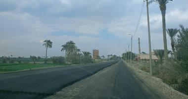 رصف وتطوير طريق 21 أطفيح - الكريمات فى الجيزة لتسهيل حركة سير المواطنين
