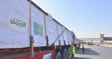 تجهيز المساعدات ضمن القافلة الإغاثية العاشرة إلى غزة