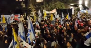 إسرائيليون يتظاهرون أمام منزل نتنياهو للمطالبة باستمرار صفقة غزة.. فيديو