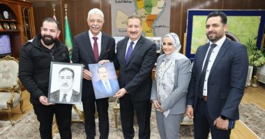 طالب يهدى محافظ المنوفية "بورتريه" لجهوده فى دعم مشروعات الجامعة