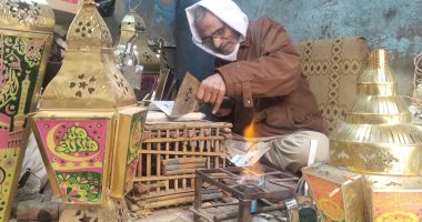 "فوانيس الفرحة".. عم مجدى أبو الخير صاحب أقدم ورشة لتصنيع فانوس رمضان ببنها: عشقت المهنة وأصبحت تجرى فى دمى.. ورثتها عن والدي وعمر الورشة يتخطى الـ100 عام.. والسعر يبدأ من 20 جنيها حسب حجم الفانوس.. فيديو وصور