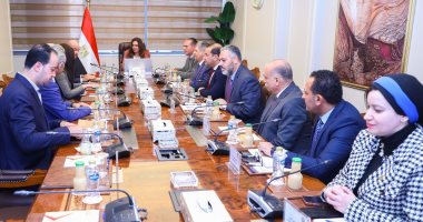 وزيرة التنمية المحلية تبحث مع رئيس شركة أسمنت أسيوط مجالات التعاون